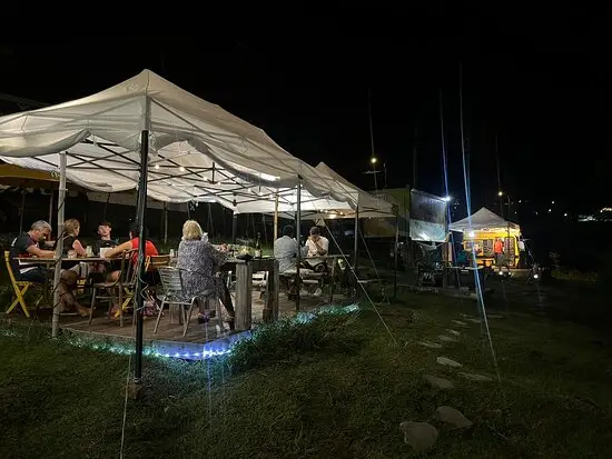 Le Ti Molokoï, caravane et tables sous les lampions à Grande-Anse