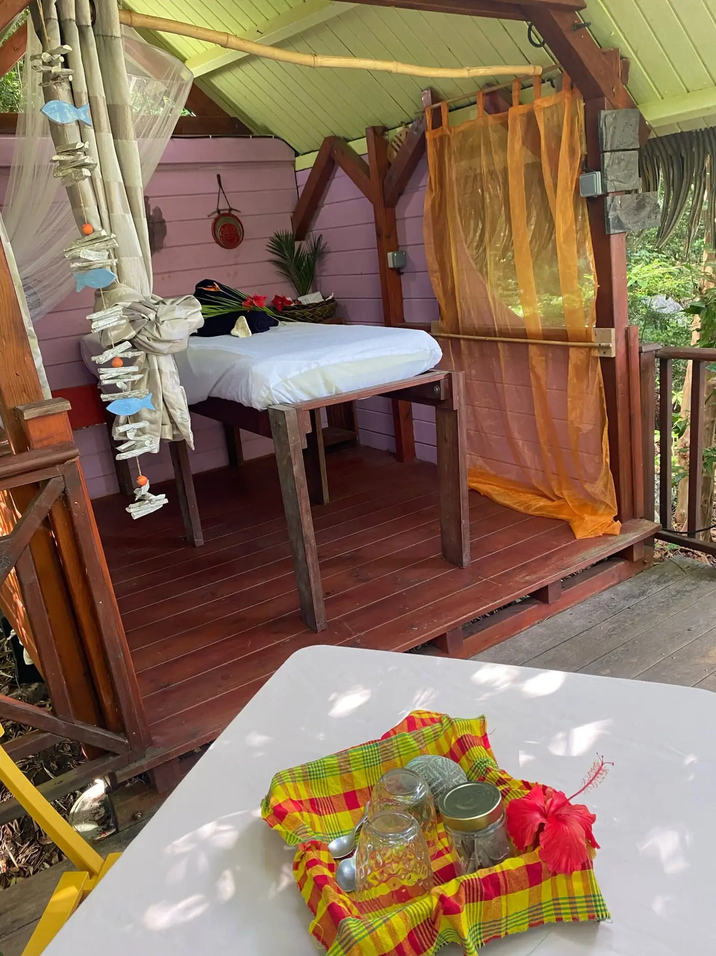 Petit-déjeuner servi sur la terrasse d'une kaz
