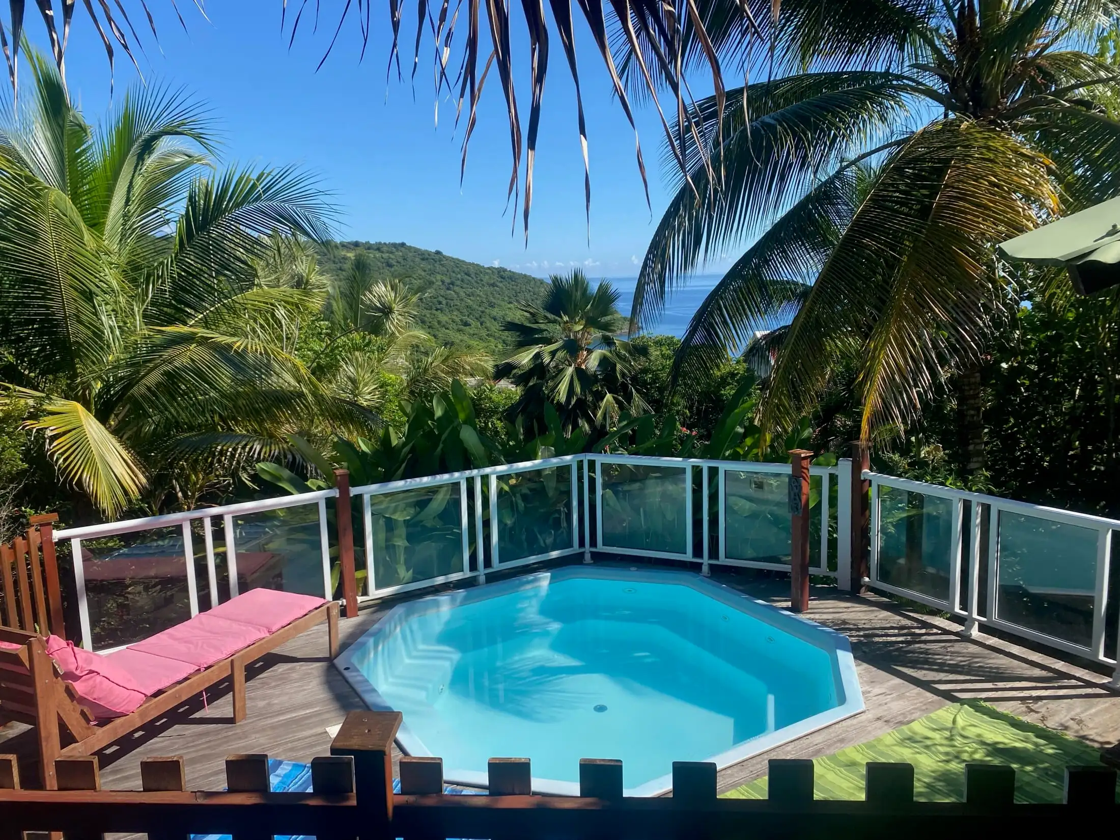 La piscine et les transats, dans le jardin de Rêve de Robinson